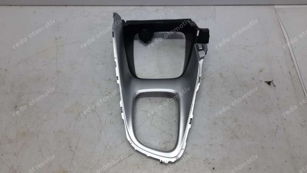 Toyota Yaris Hybrid Orta Konsol 58833-K0130 58810-0D260 CP (KD-120)