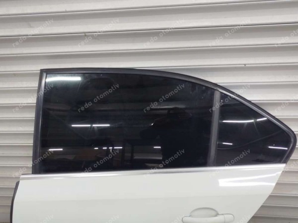 Volkswagen Jetta Sol Arka Kapı Dolu 5C6833055E SP (BC110)