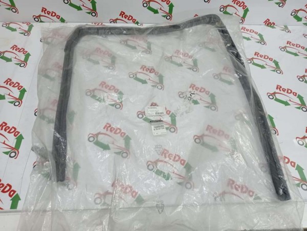 Renault Zoe Sağ Arka Cam Fitili 823304181R YP (F3)