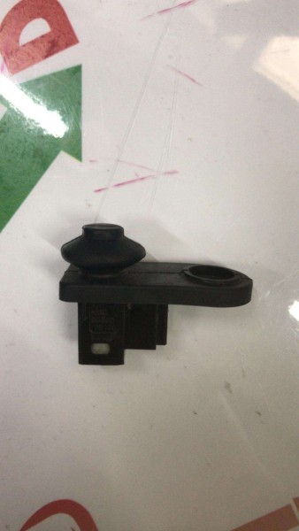 HYUNDAİ İ30 KİA CEEDKAPI İKAZ SVİCİ KUMANDASI BUTONU CP 93560-3B100 (BB130)