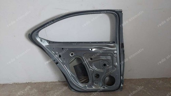 Skoda Superb Sol Arka Kapı